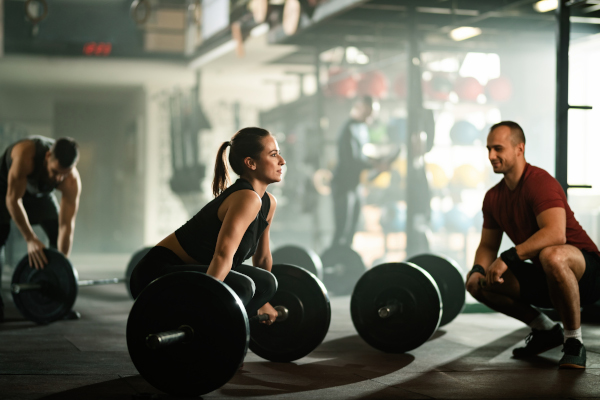 femme musclé entrain d'apprendre le deadlift