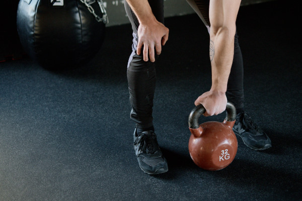 Homme faisant un kettlbell snatch