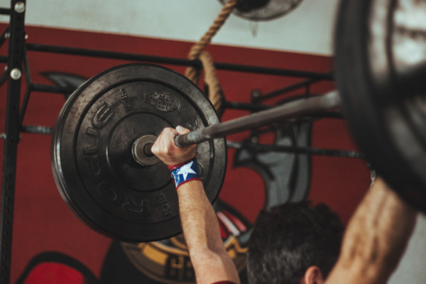 over head press avec barre de musculation