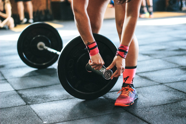 préparation pour le deadlift avec une barre