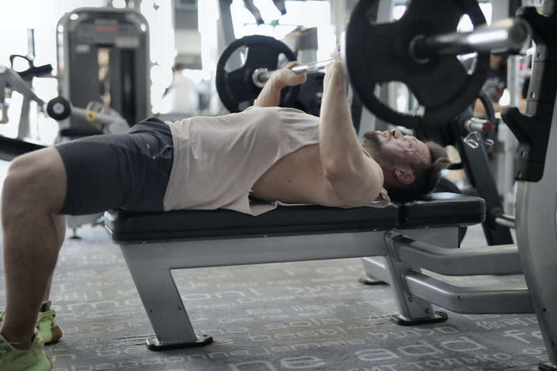 Homme musclé entre de développer une barre de 60 kg